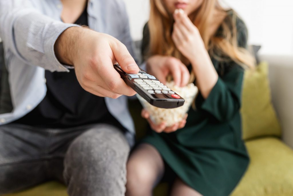 Pár sedí na pohovce a sleduje nejlepší podnikatelské filmy