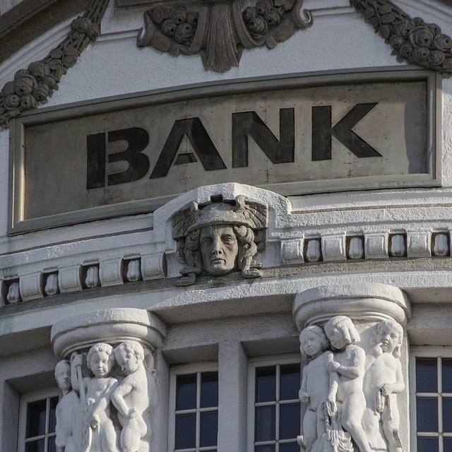 bank, money, finance, more banks tightened lending terms